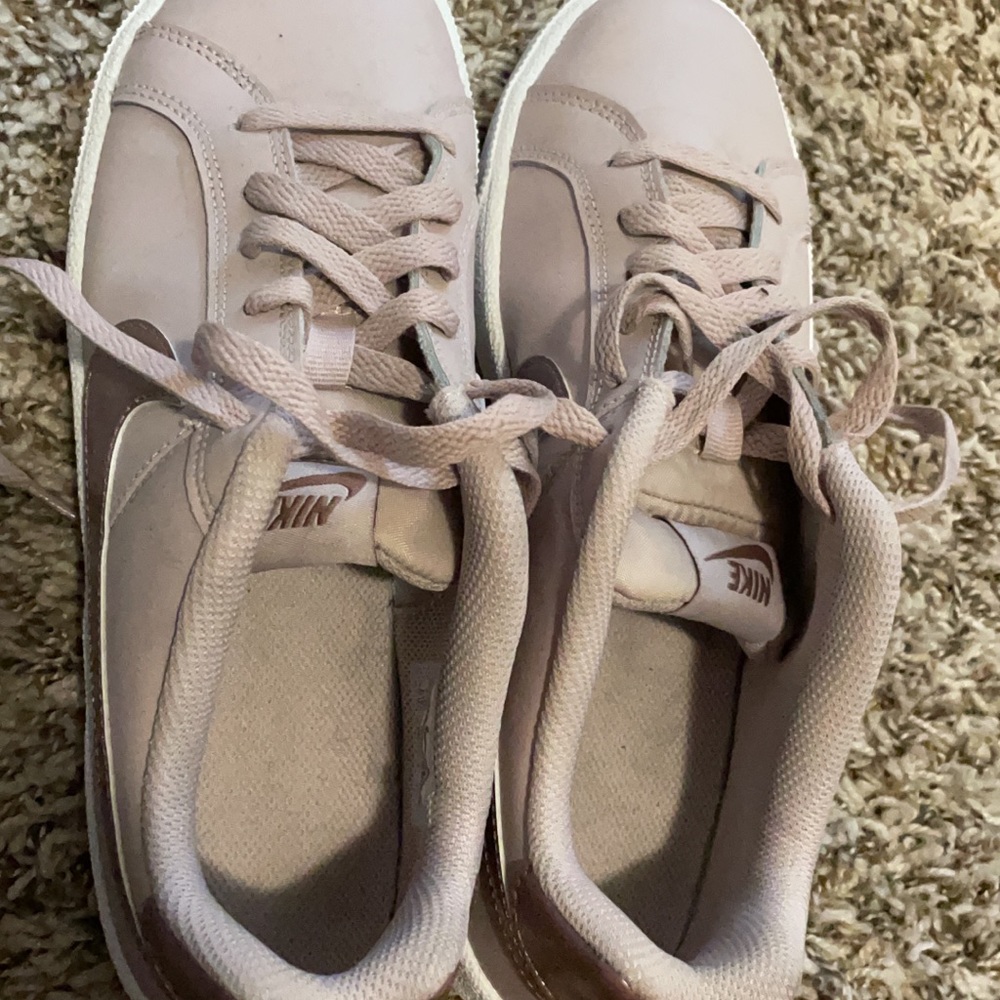 Size 8.5 Nike sneakers. They were worn maybe once.